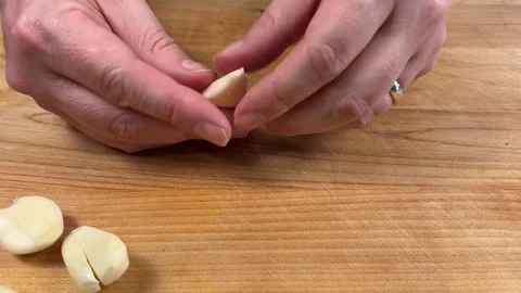 Peeling Garlic Vídeos de archivo 318699789