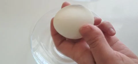 Peeling a hard-boiled egg using a spoon. 動画素材 334654641