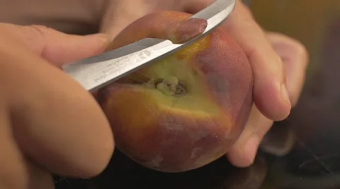 Peeling a juicy Peach Video stock 62598058