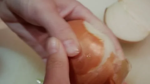 Peeling Onion by Hand in Kitchen for Vegetable Preparation Vídeo Stock 328866880