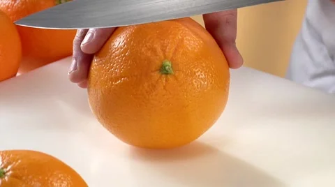 Peeling an orange with a knife Video stock 8573807