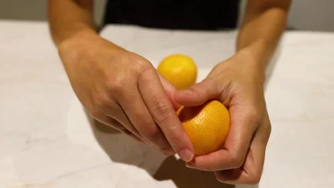 Peeling an Orange in Melbourne Vídeo Stock 301506038