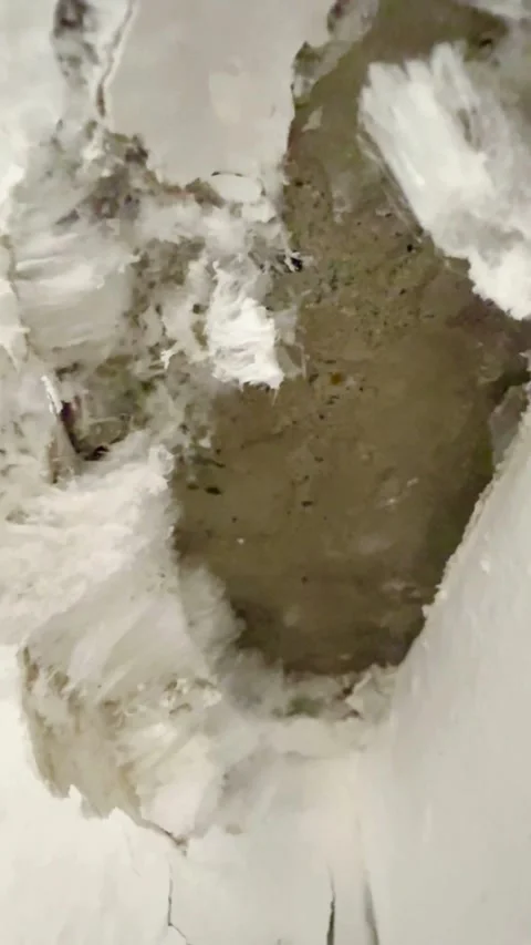 Peeling paint and damaged plaster on house ceiling corner Видео 334592689