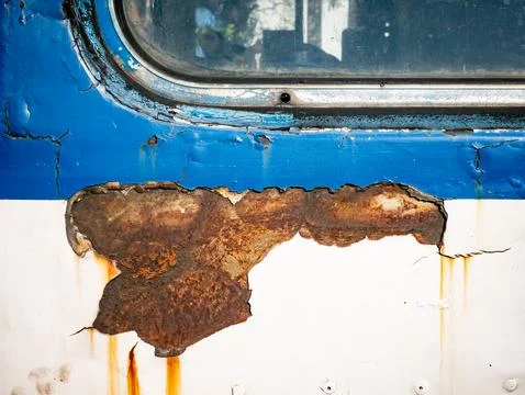 Peeling Paint on Old Metal Surface with Yellow Hinge and Rust Damage Stock-Fotos