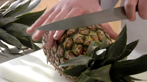 Peeling a pineapple Video stock 8573748