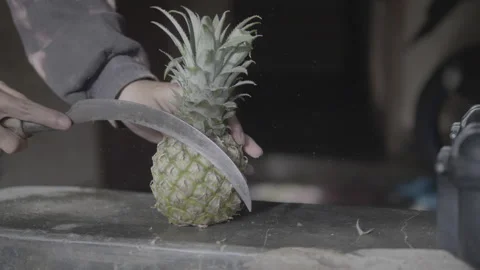 Peeling pineapple 스톡 동영상 167374331