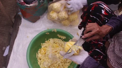 Peeling pineapple in market Video stock 241538736