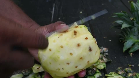 Peeling a Pineapple or Ananas comosus with knife. Vídeos de archivo 318742485