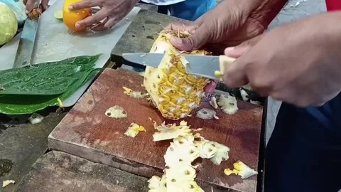 Peeling Pineapple with Orange Slices for Sri Lankan Temple Puja 库存影片 339058848