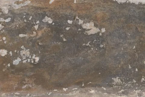 Peeling plaster on a building wall with rust stains. Fotos de archivo