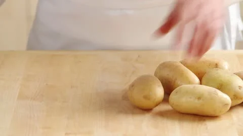 Peeling a potato 스톡 동영상 24664472