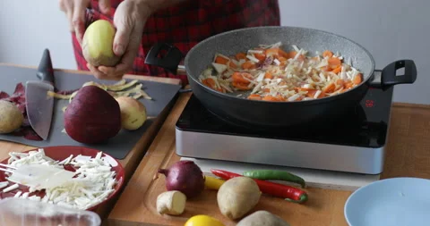 Peeling off potato Vídeo Stock 146246618