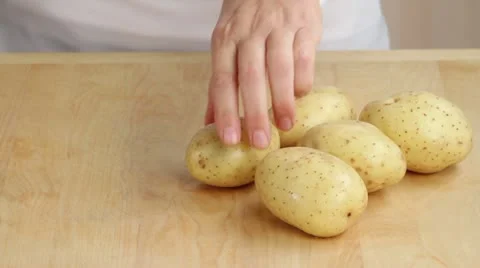 Peeling potatoes Stock-Footage 24666280