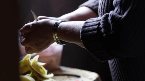 Peeling potatoes 스톡 동영상 124291098
