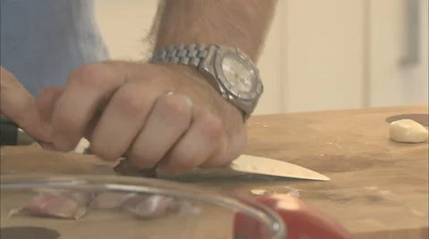 Peeling the skins off garlic Stock-Footage 39587241