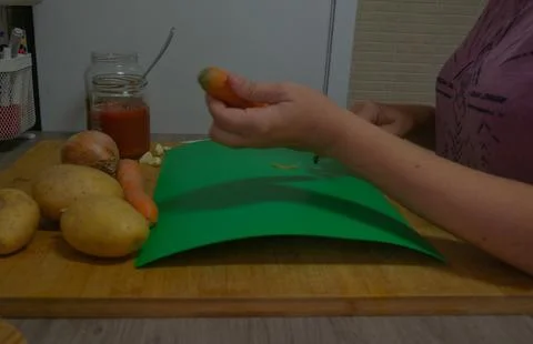 Peeling vegetables in the kitchen Foto stock