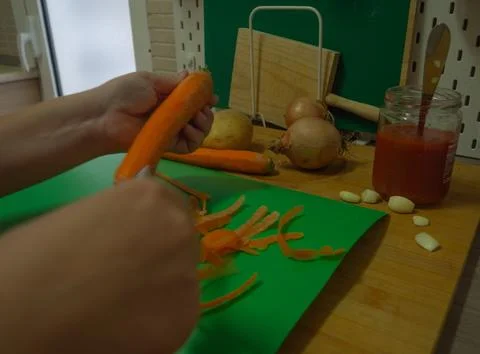 Peeling vegetables in the kitchen Foto stock