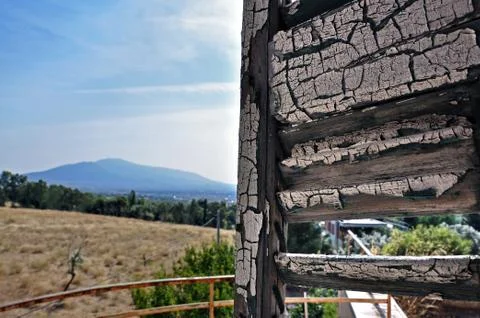 Peeling window shutter and distant city Stock-Fotos