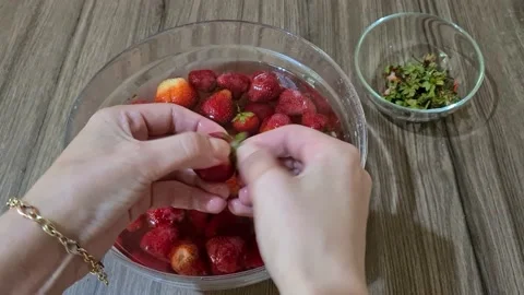 Peels Ripe Strawberries Видео 157552776