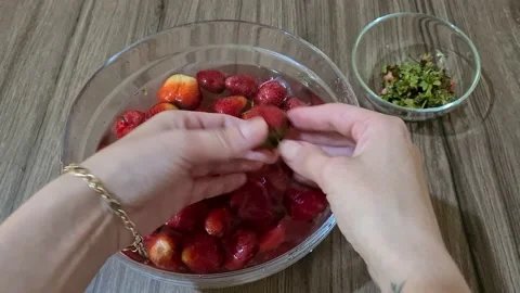 Peels Ripe Strawberries Vídeo Stock 157552781