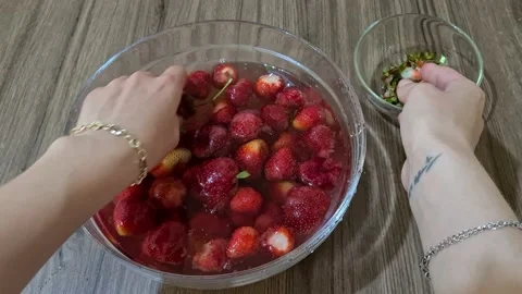 Peels Ripe Strawberries Видео 157552790