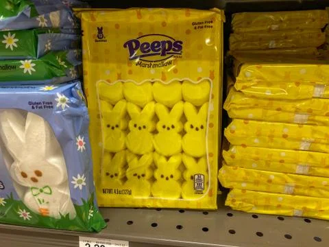 The Peeps marshmallow bunny and easter candy aisle of a Publix Grocery Store Foto stock