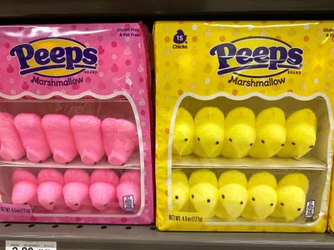 The Peeps marshmallow chicks and easter candy aisle of a Publix Grocery Store Foto stock