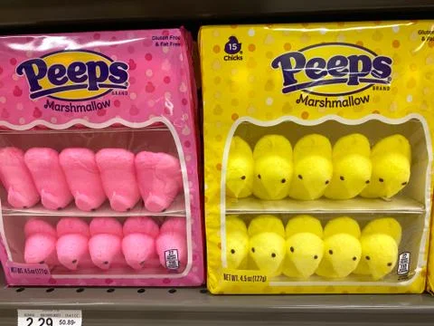 The Peeps marshmallow chicks and easter candy aisle of a Publix Grocery Store Foto stock