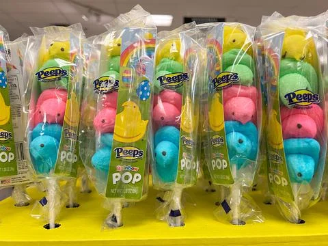 The Peeps marshmallow chicks and easter candy aisle Foto stock