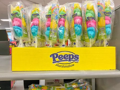 The Peeps marshmallow chicks and easter candy aisle Foto stock