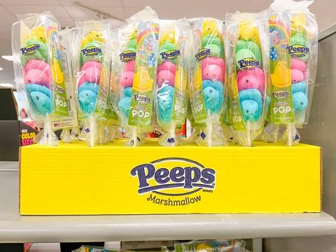 The Peeps marshmallow chicks and easter candy aisle Foto stock