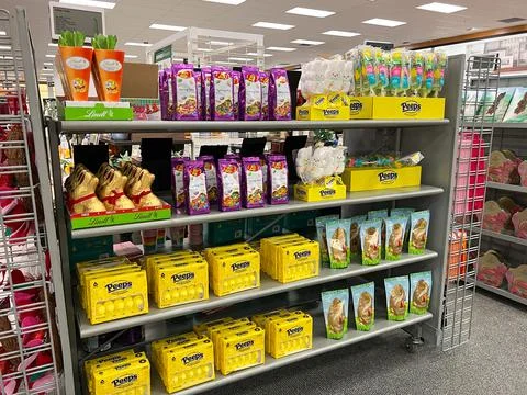 The Peeps marshmallow chicks and easter candy aisle Foto stock