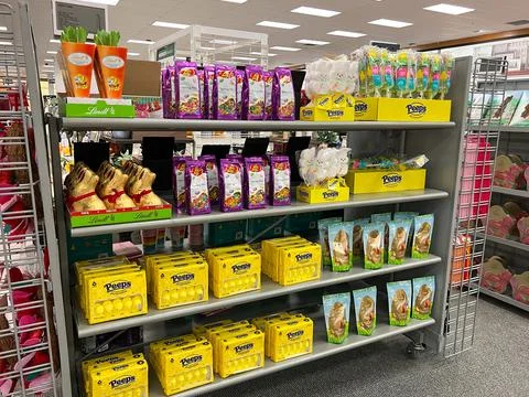 The Peeps marshmallow chicks and easter candy aisle Foto stock