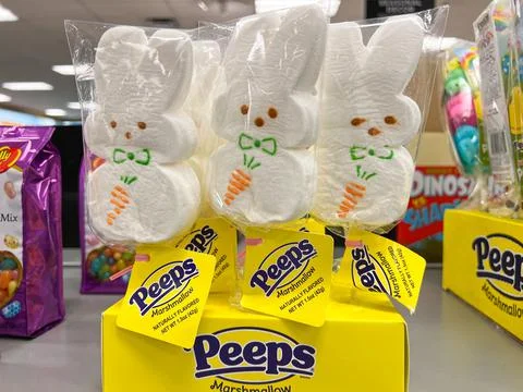 The Peeps marshmallow rabbits and easter candy aisle Foto stock