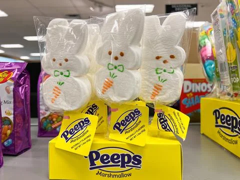 The Peeps marshmallow rabbits and easter candy aisle Foto stock