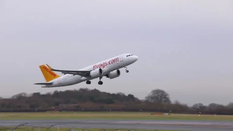 Pegasus Airlines A20N taking off Vídeo Stock 168320393