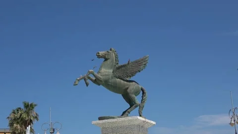 The Pegasus statue at Flisvos square in Corinth Video stock 160373374