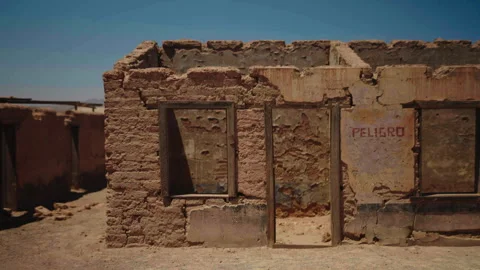 "PELIGRO" sign on roofless building facade Vídeos de archivo 337874642