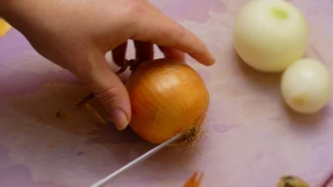 Pelling An Onion With Knife Vídeo Stock 100666640