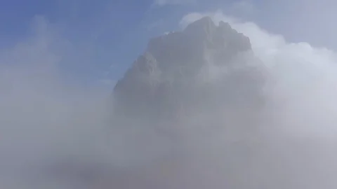 The Pelmo mountain in the middle of clouds and a forest, Dolomites, Autumn Vidéo 129811272