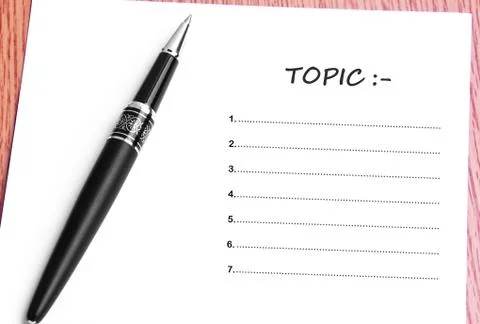 Pen  and notes paper with topic list Foto stock