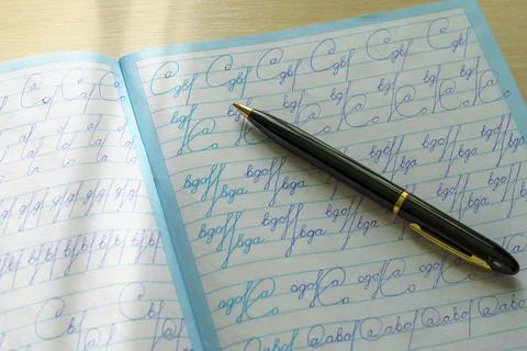 Pen is on calligraphy exercise book for training polite handwriting Foto stock