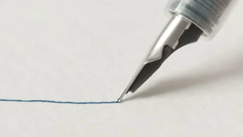 Pen writes line on paper. Macro Vidéo 97714022