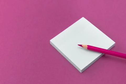 Pencil and Notepad for notes and notes are on a colored background Foto stock