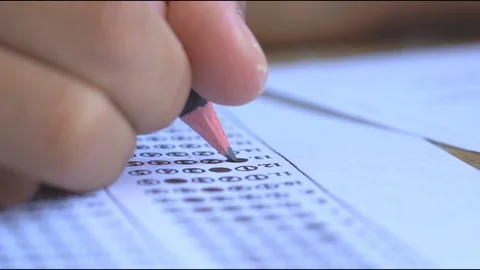 Pencil writing answer on paper answer of question in examination test. Vídeo Stock 104290960