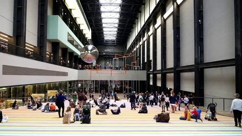 Pendulum and the interior of the tate art gallery in london Vidéo 84004960