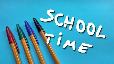 Pens lying next to school time text, illustrating education and back to sch.. Foto stock