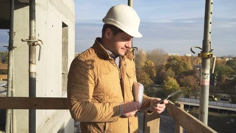 Pensive architect browsing tablet at building place. 库存影片 72360824