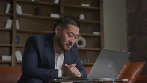 Pensive businessman trying to solve a problem Vidéo 232119791