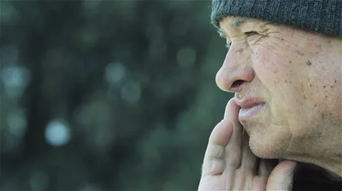 Pensive elderly man sitting alone in the park Video stock 48058312